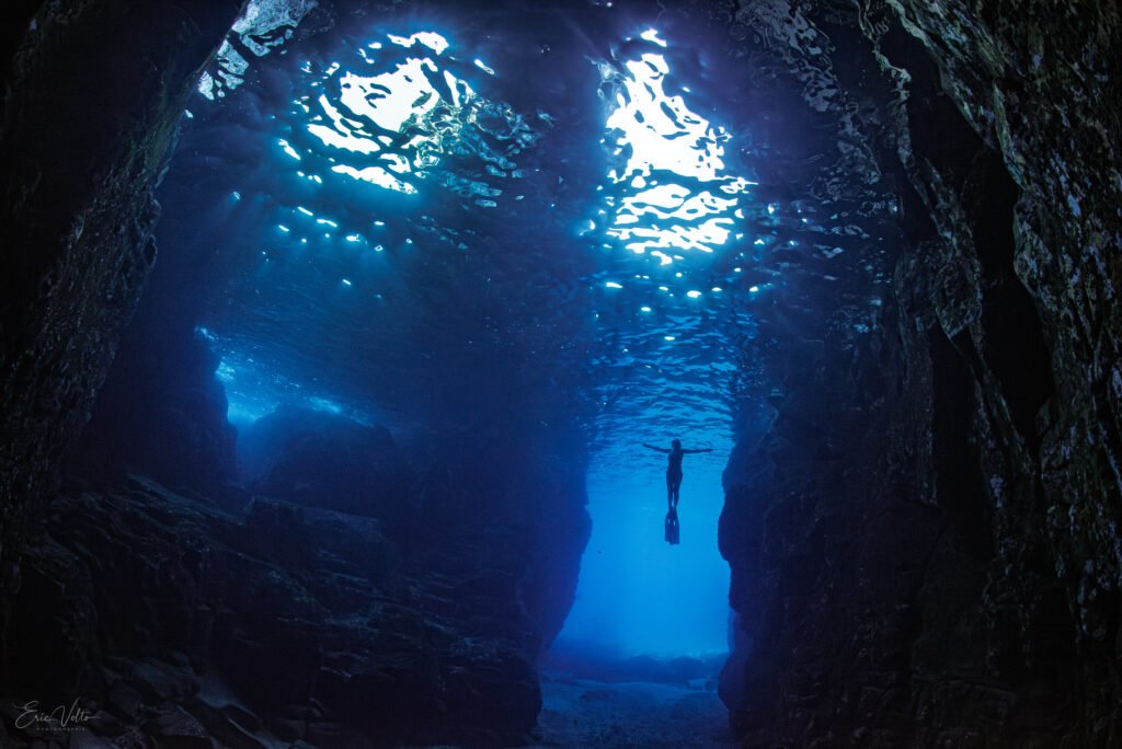 Lumière bleue dans la scoliera du Bue Marino