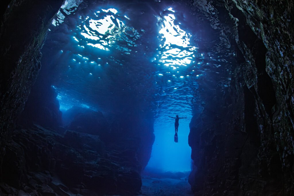 Lumière bleue dans la scoliera du Bue Marino
